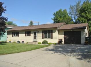 824 Hilltop Dr NE, Hutchinson, MN 55350