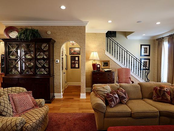 4th image of 923 Mogridge Ln