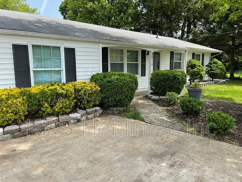 4 bed, 3.0 bath, 1492 sqft, $3,800 — Photo 2