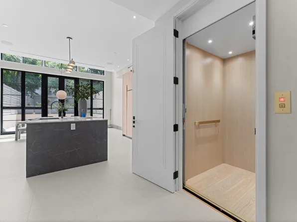 966 Bergen Street image 9 of 34