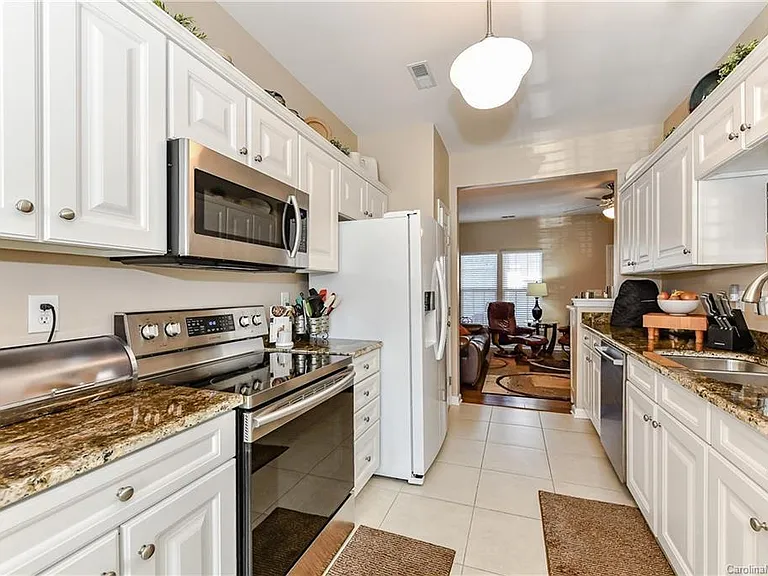 2151 Lake Breeze Ln — Photo 5