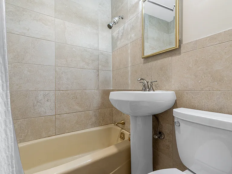 422 Hanover St #3 — Photo 15