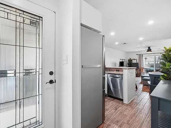 3rd image of 135 Hillview Dr APT 101