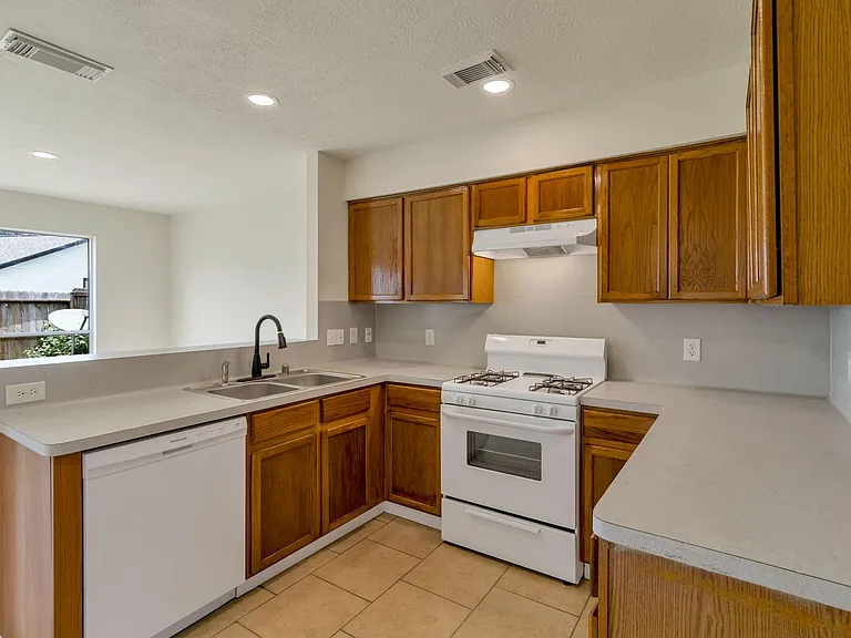 7622 Jonathon Ct — Photo 4