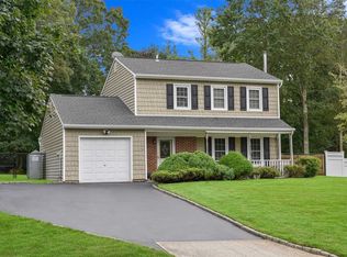 8 Scenic Hills Dr, Ridge, NY 11961