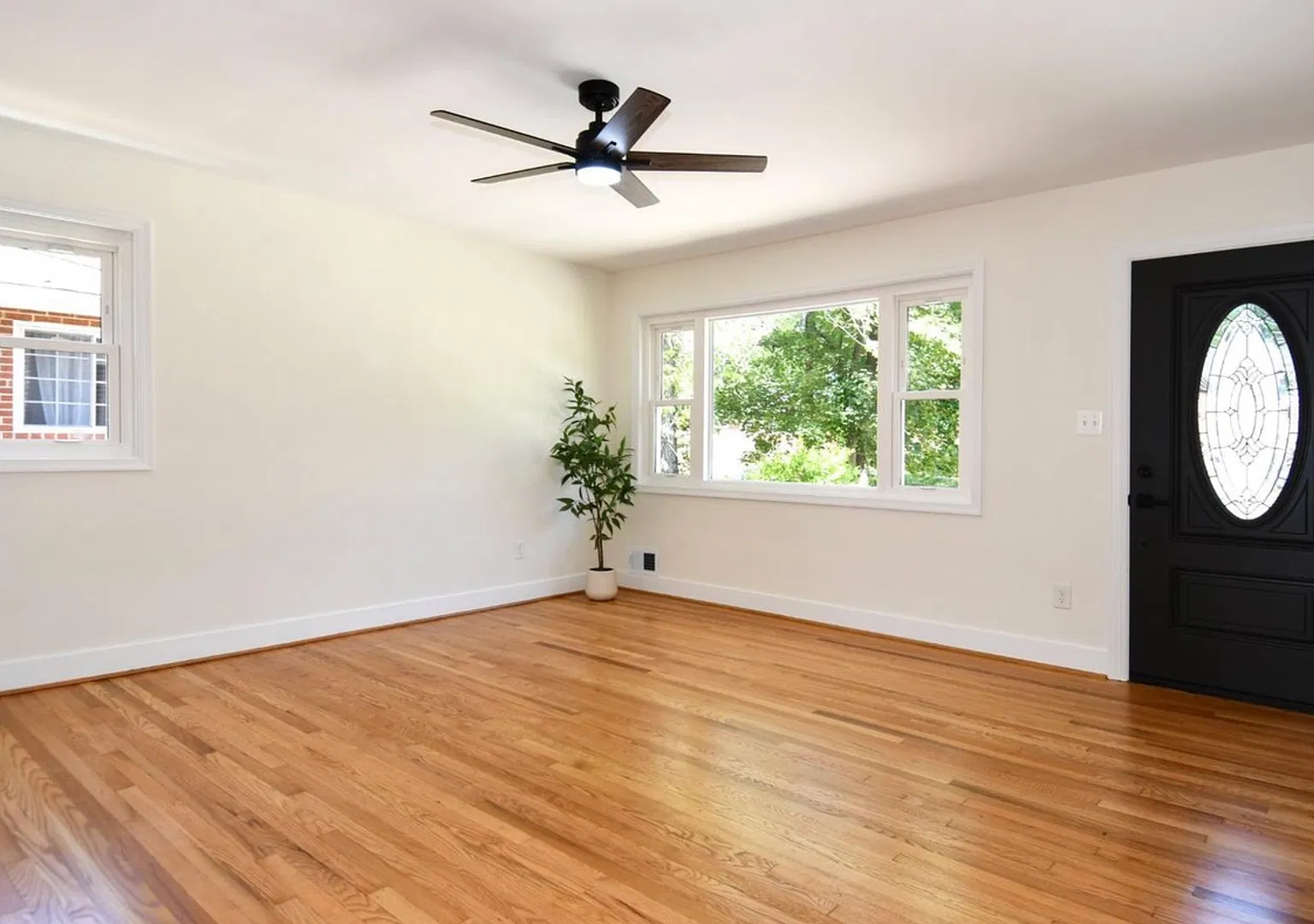 Beautifully updated and maintained 5bed/2bath - Close to shopping and Metro! — Photo 3