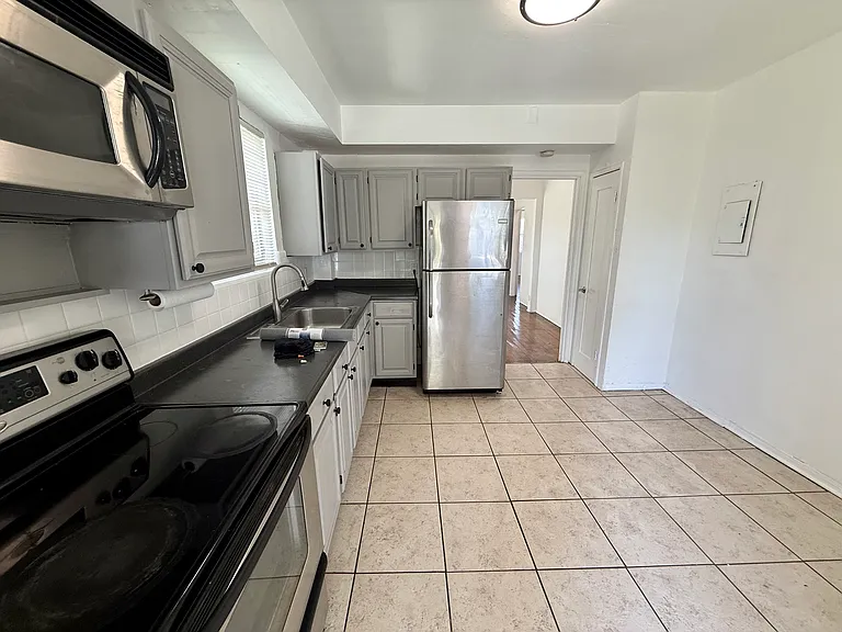 512 NE 68th St #UPSTAIR — Photo 7