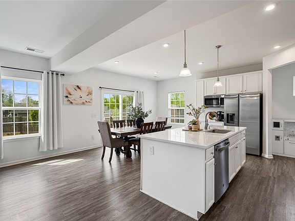 5th image of 8 Wiltshire Cir