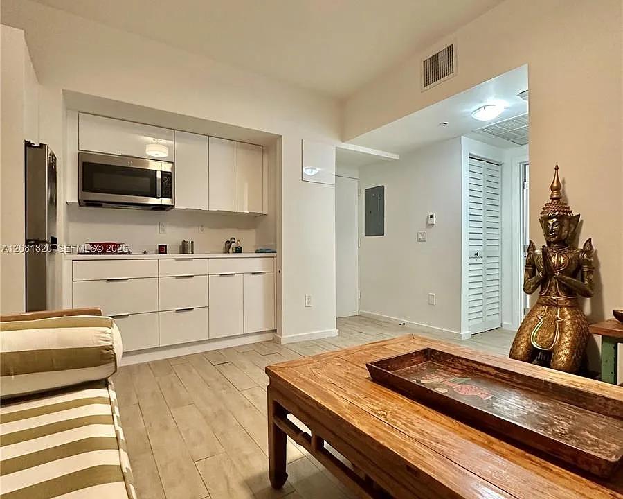 1611 Meridian Ave #103
