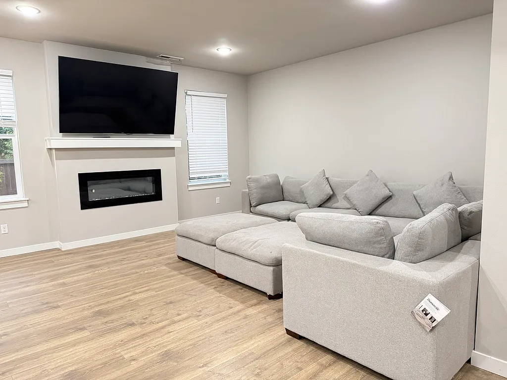 4 bed, 2.5 bath, 2297 sqft, $3,800 — Photo 4