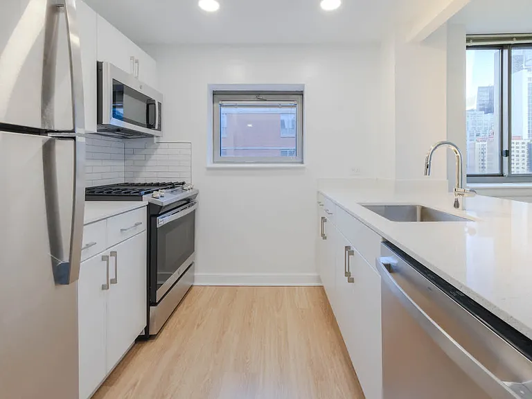 400 W 37th St #7R — Photo 10