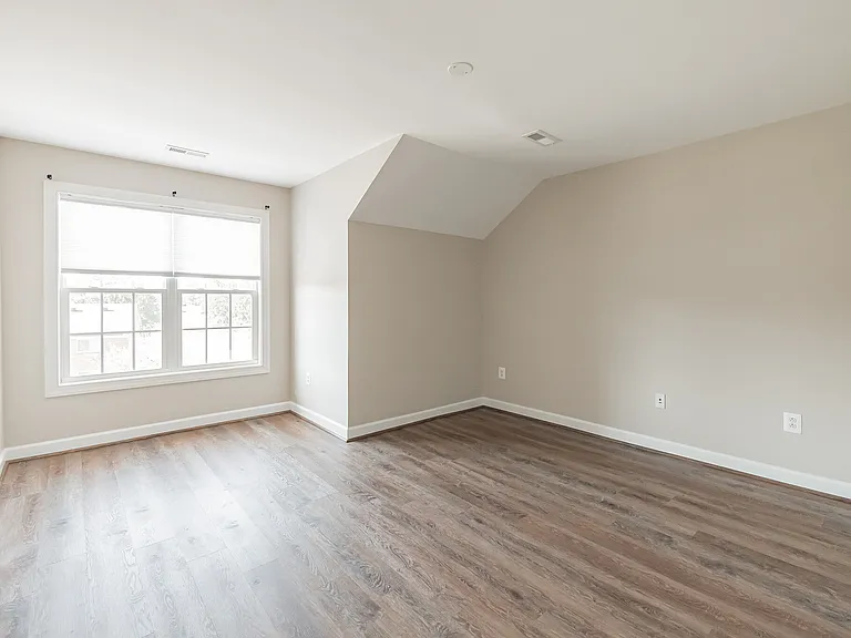 513 Girard St — Photo 17