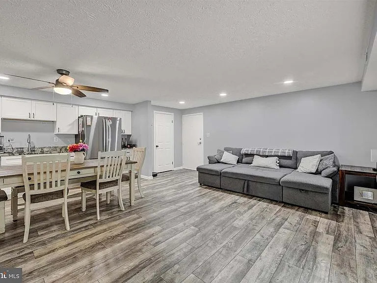 300 Long Cove Ln — Photo 8