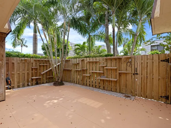 2327 Waterside Dr, Lake Worth, FL 33461