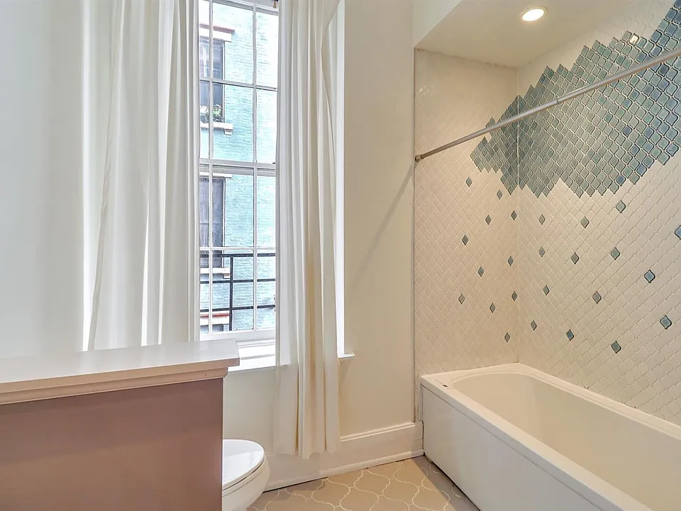 1427 Main St