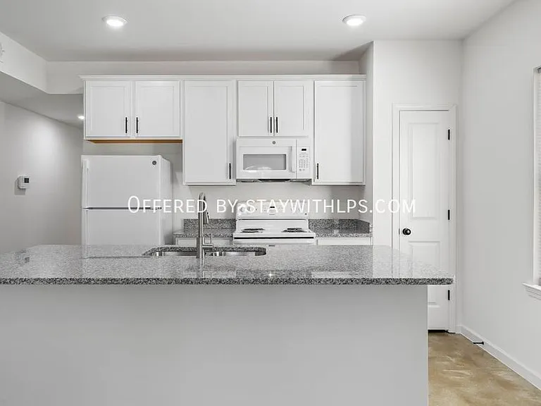 1571 Court Ave #102 — Photo 6