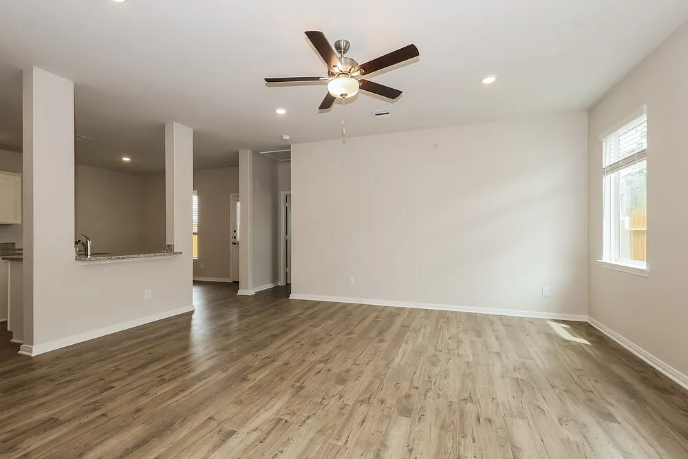 4 bed, 2.5 bath, 2203 sqft, $1,925 — Photo 4