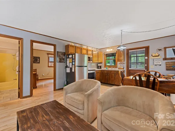 37 Sassafras Ln, Maggie Valley, NC 28751