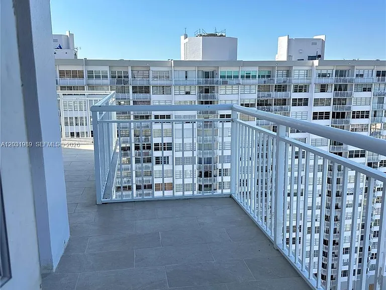 18051 Biscayne Blvd #Penthouse 05 — Photo 1