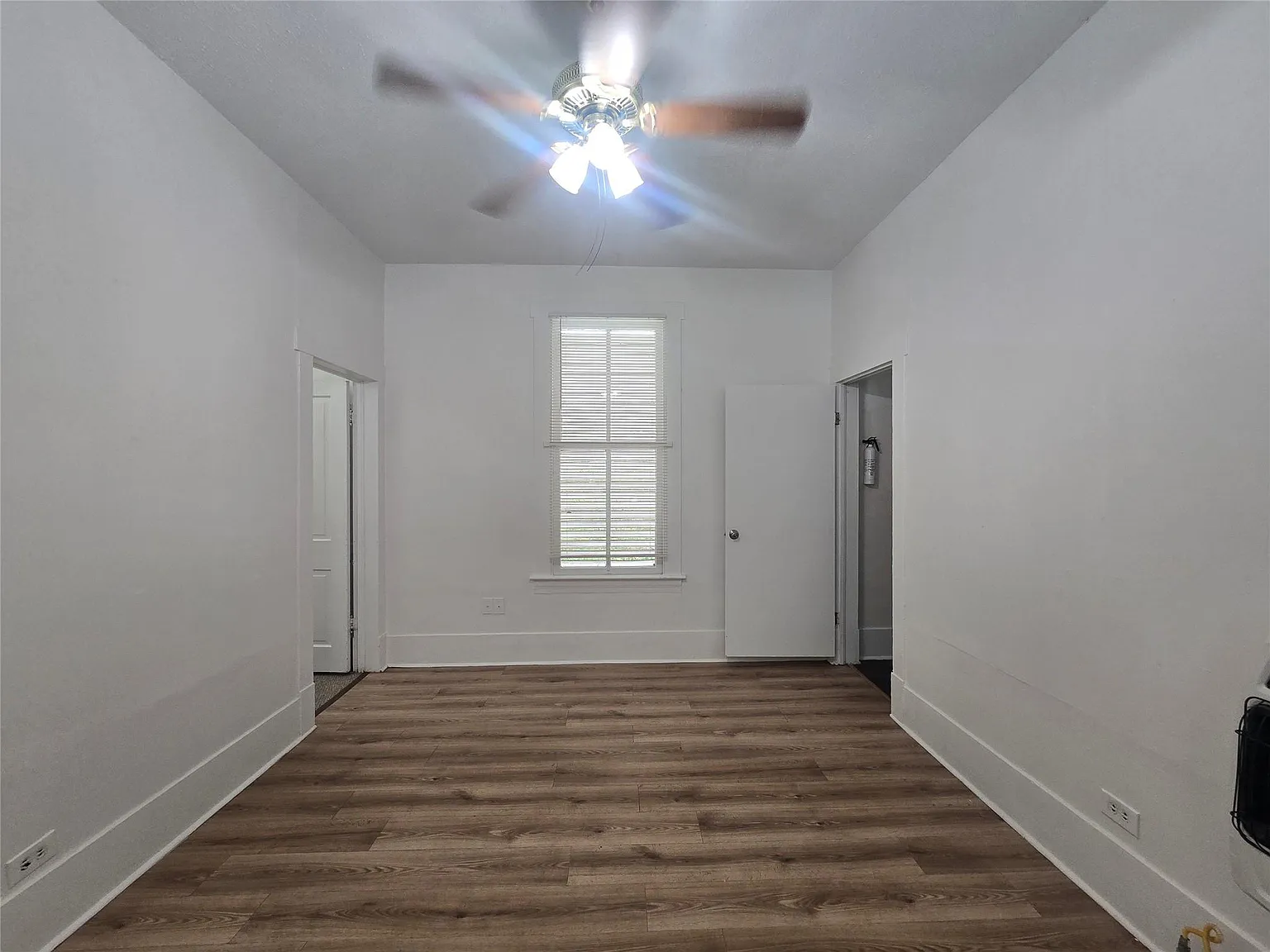 3 bed, 2.0 bath, 878 sqft, $1,800 — Photo 4