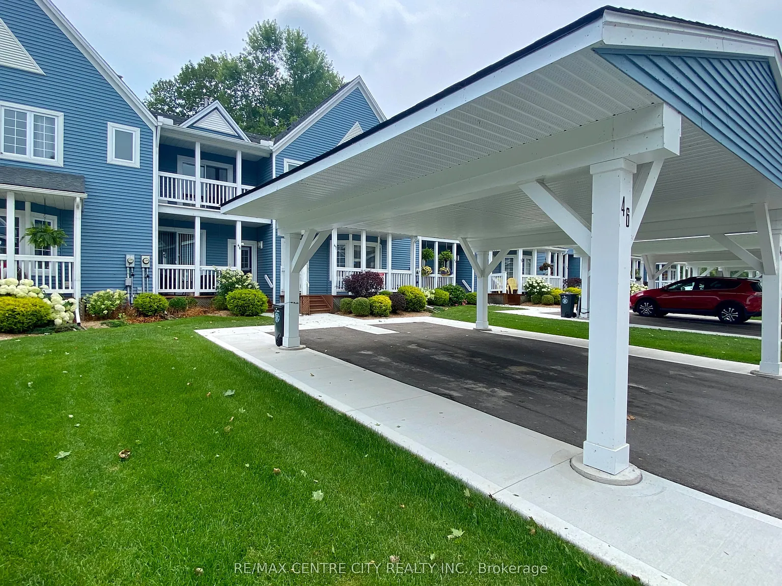 Mariners Bluff Condo Complex — Photo 2