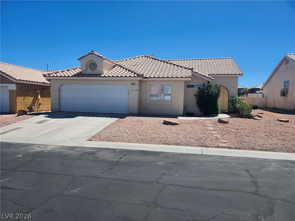 4 bed, 3.0 bath, 2011 sqft, $2,700 — Photo 3
