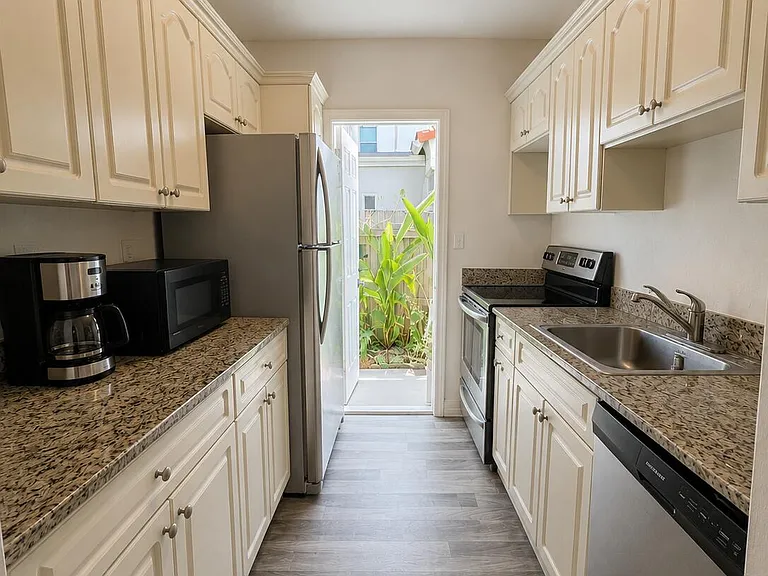 317 NE 13th Ave #2 — Photo 4