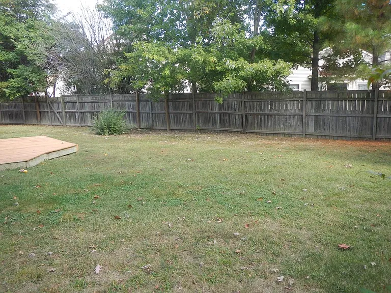 901 Brentmoor Ct — Photo 2