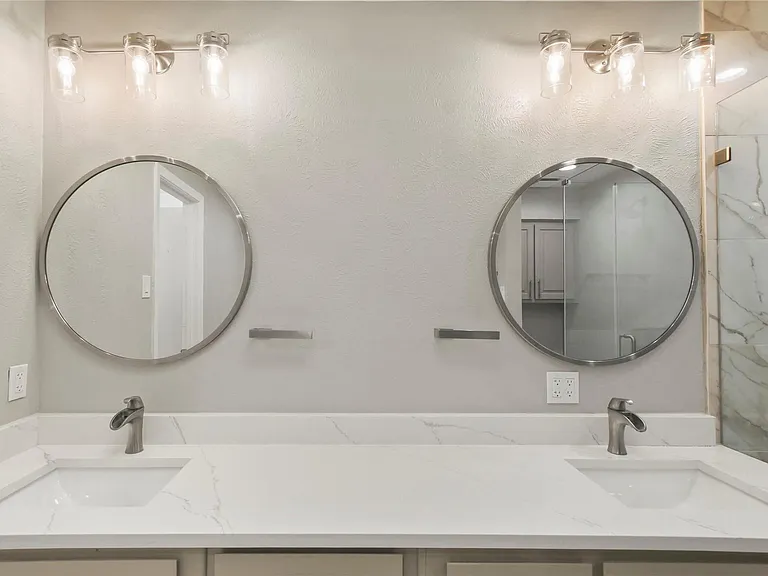 6019 Yellow Rock Trl — Photo 10