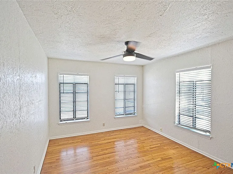 268 E Mill St — Photo 16