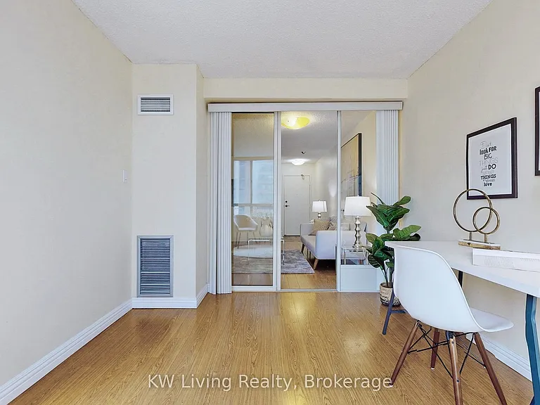 633 Bay St #814 — Photo 19