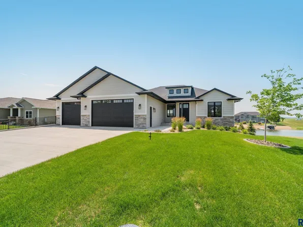 113 Woodland Dr, Madison, SD 57042