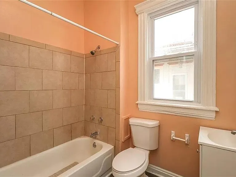 473 Alexander St — Photo 14
