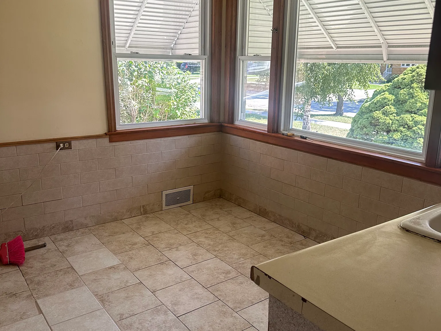 3 bed, 1800 sqft, $2,400 — Photo 3