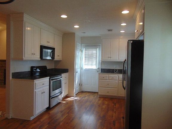 3rd image of 404 La Vista Dr