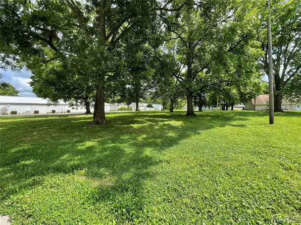 210 E Pocahontas Rd, Highland, IL 62249