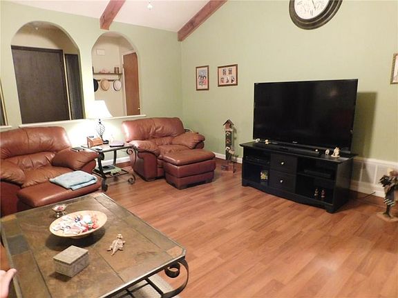 SPACIOUS LVING AREA.