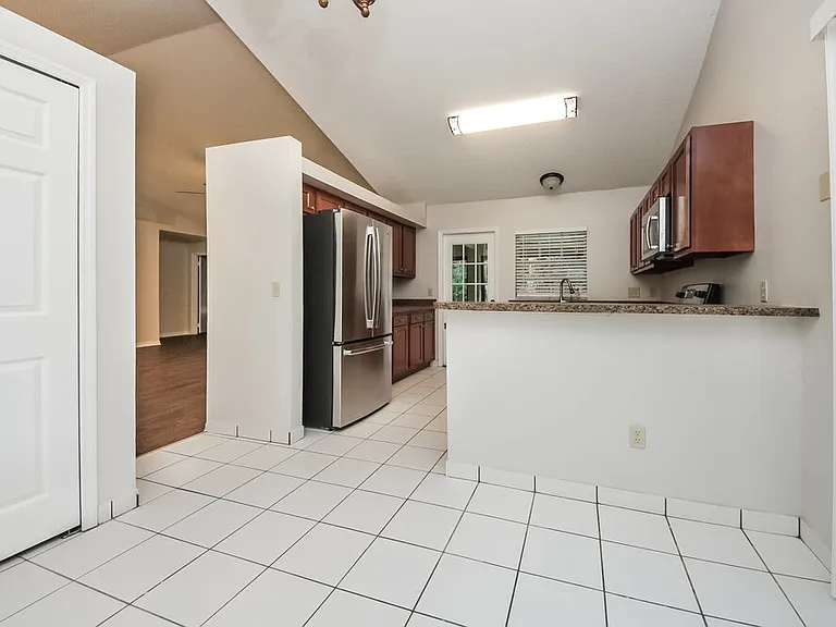 711 White River Dr — Photo 5