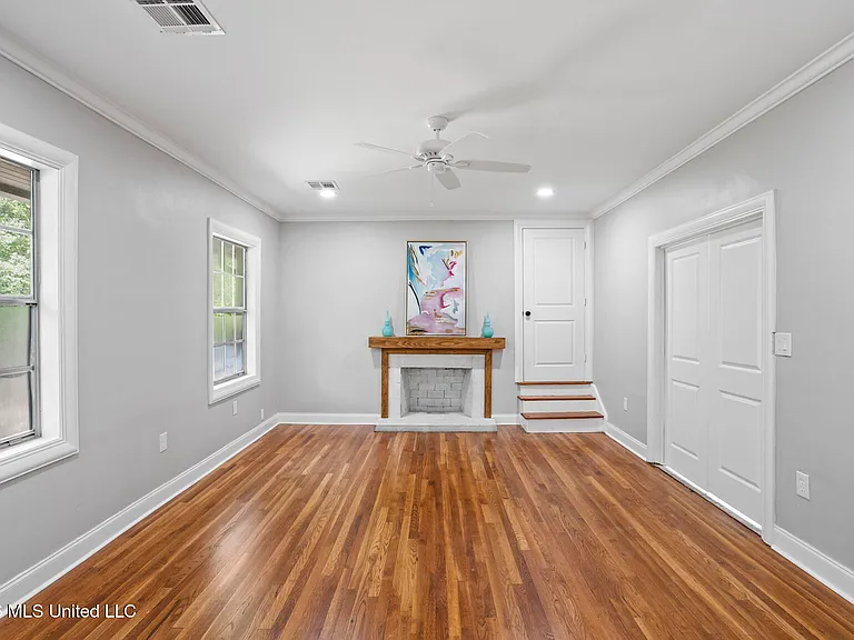 1112 Meadowbrook Rd — Photo 5