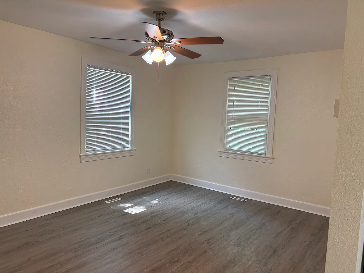3 bed, 1390 sqft, $1,800 — Photo 2