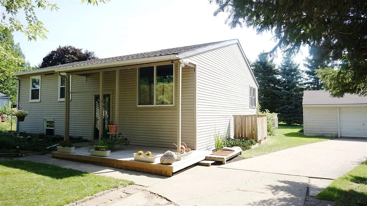5679 Juniper Dr photo 1