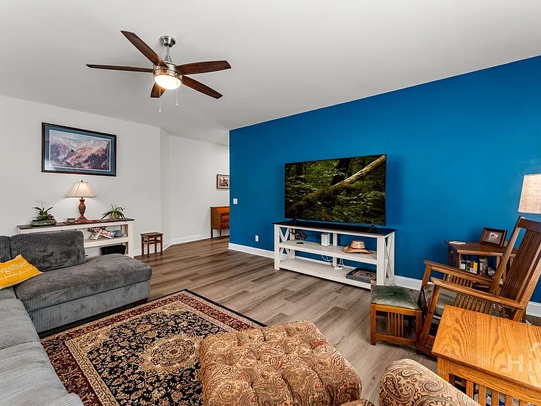 203 Glick Way — Photo 17