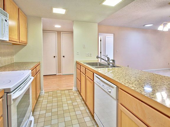 5th image of 854 York Ave