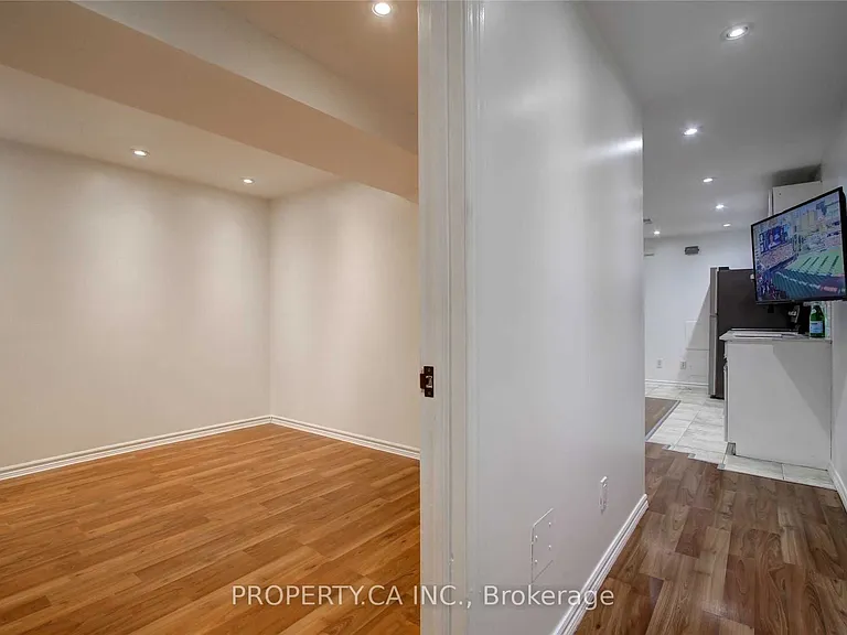 1012 Ossington Ave #LOWER — Photo 9