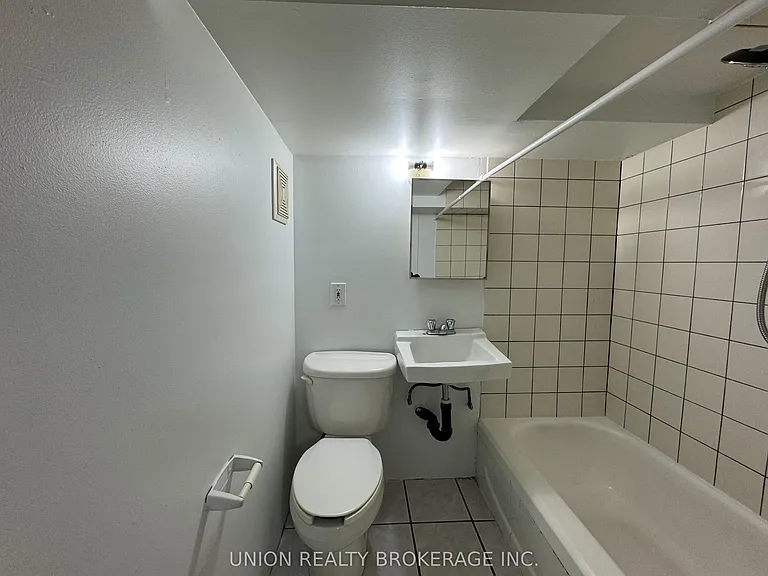 2137 Gerrard St E #LOWER — Photo 7