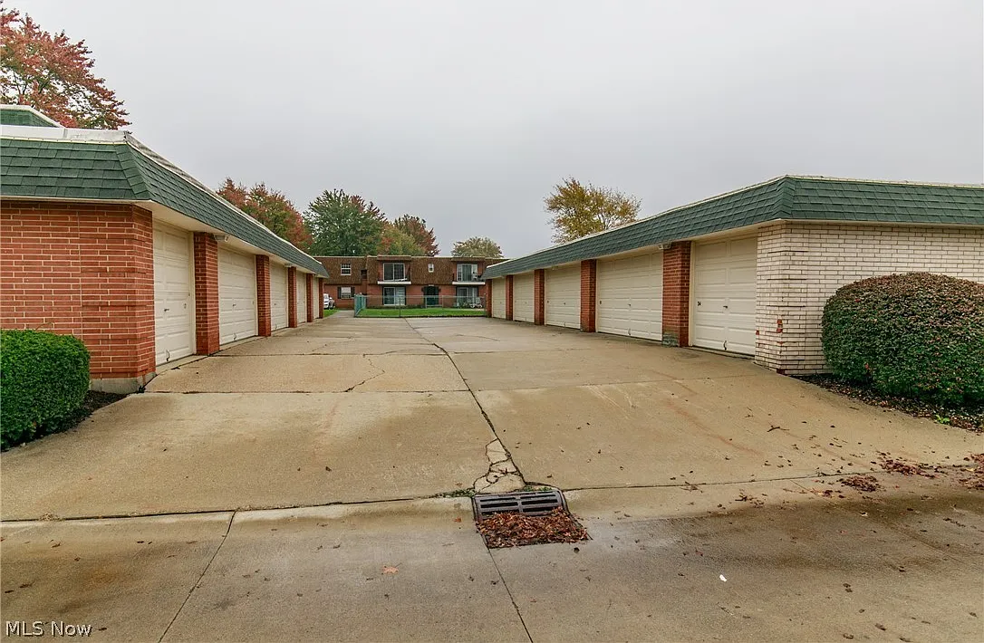 2 bed, 836 sqft, $1,400 — Photo 2