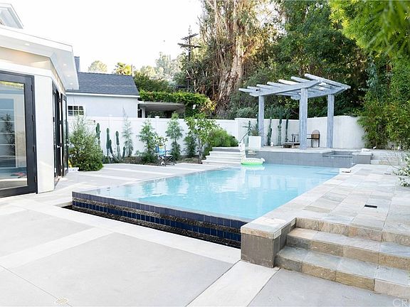 3rd image of 4077 Benedict Canyon Dr