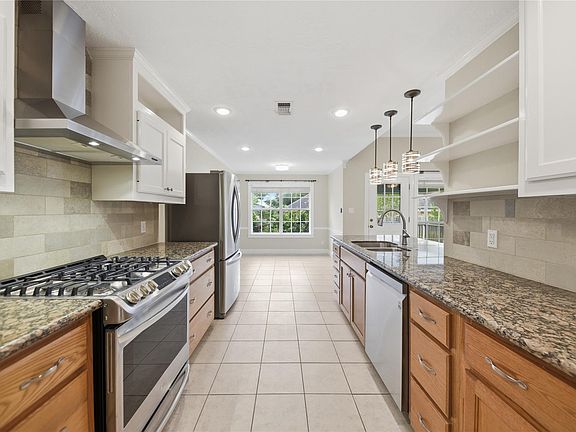 5th image of 402 Magnolia Ln