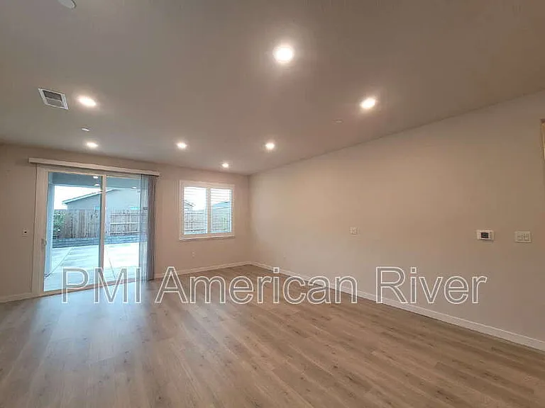 5033 Rialto Dr — Photo 3