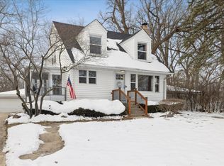 215 Indian Trl, Lake In The Hills, IL 60156